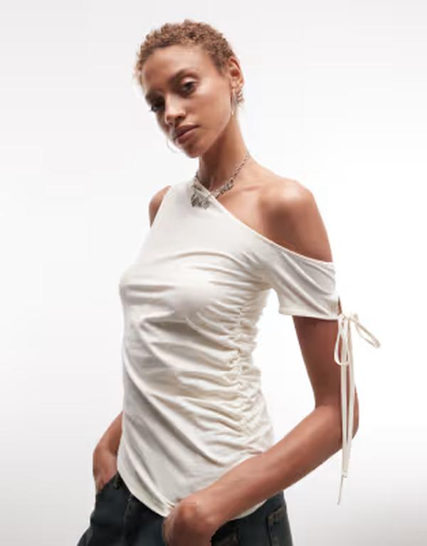 モンキ レディース トップス Tシャツ ギャザー Monki off shoulderuched top Off White オフホワイト