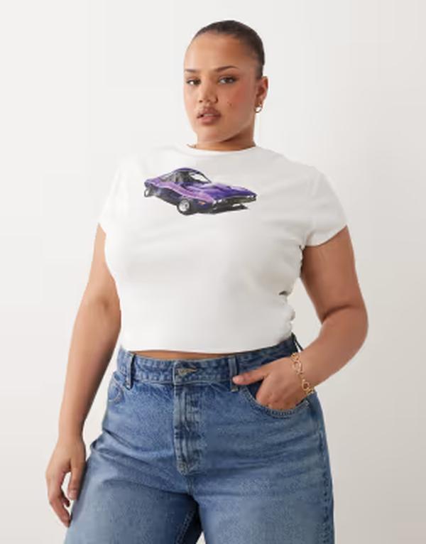 エイソス レディース トップス Tシャツ グラフィック ASOS Curve ASOS DESIGN Curve baby tee with purple car graphic PRINT ホワイト｜ReVida 店