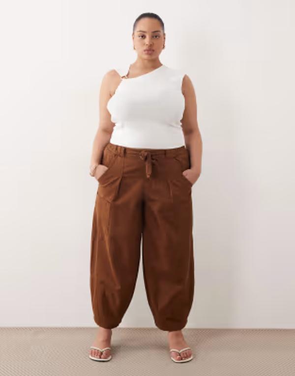 エイソス レディース ボトムス 心地好いズボン下 ASOS Curve ASOS DESIGN Curve pull on barrel pants インチ chocolate 黒茶