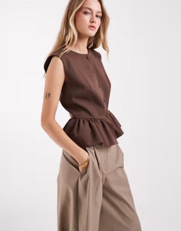 エイソス レディース トップス シャツ ボタンダウン ASOS DESIGN button down tailored peplum top in mocha BEIGE ベージュ