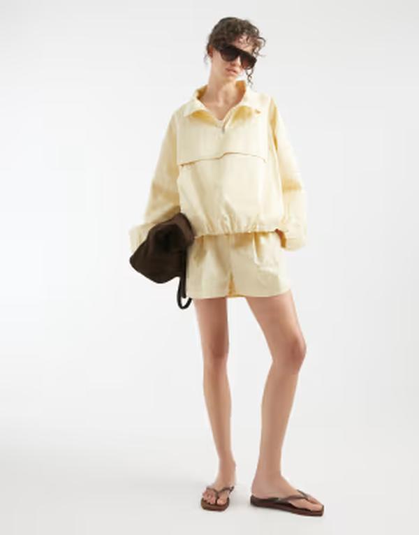 エイソス レディース ボトムス ハーフパンツ・ショーツ ショートパンツ ASOS DESIGN oversized paper touch shorts in lemon yellow Lemon yellow イエロー