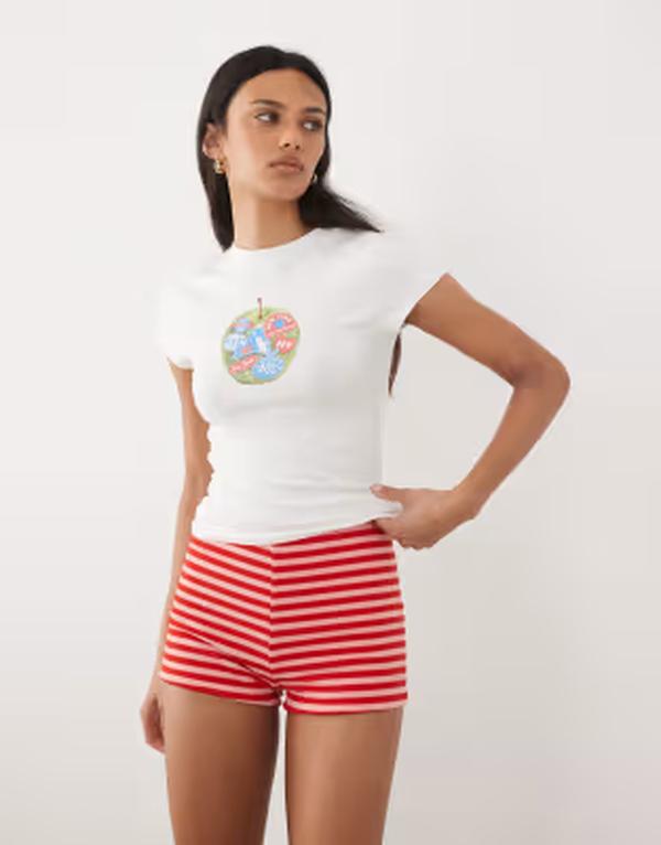 エイソス レディース トップス Tシャツ グラフィック ASOS DESIGN shrunken ringer tee with apple graphic WHITE ホワイト 8,345円