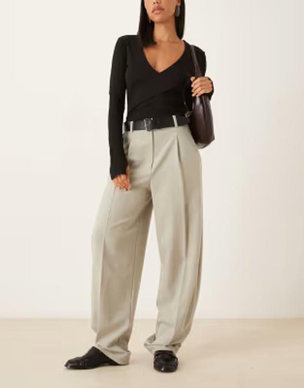 エイソス レディース ボトムス カジュアルパンツ ASOS DESIGN tailored side pleat barrel pants in sage セージ 16,775円