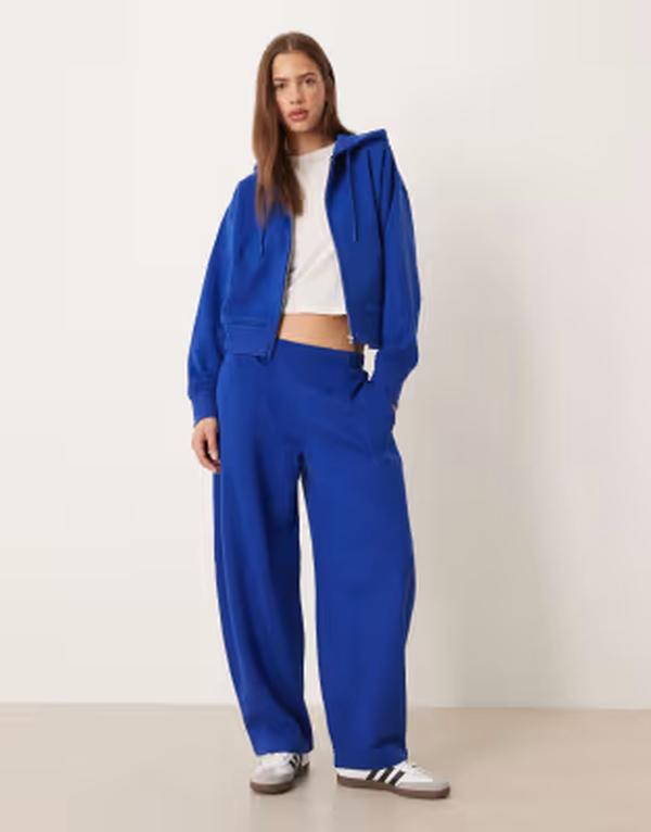 エイソス レディース ボトムス カジュアルパンツ スウェットパンツ ASOS DESIGN barreleg brushback sweatpants in deep BLUE ブルー｜ReVida 店