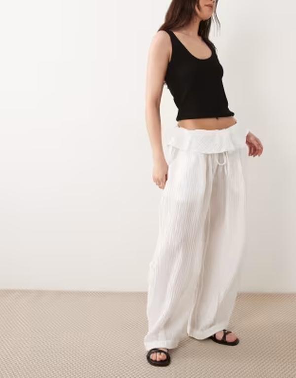 エイソス レディース ボトムス カジュアルパンツ シアー ASOS DESIGN sheer textured pull on balloon pants with waist detail White ホワイト 15,251円