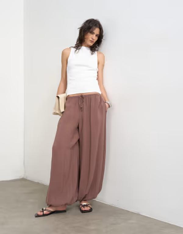 トップショップ レディース ボトムス カジュアルパンツ Topshop modal balloon leg pants in chocolate チョコレート|ReVida 店