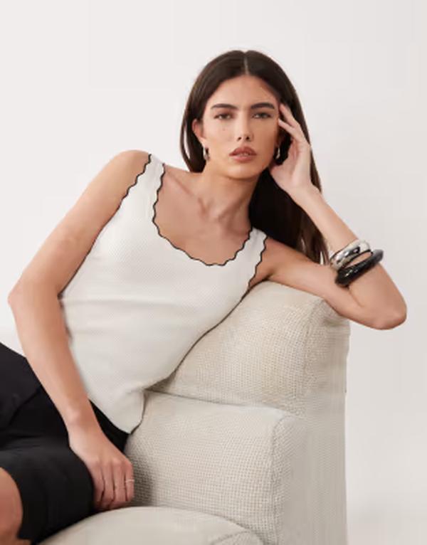 ジェイディーワイ レディース トップス ベスト コントラスト ニット JDY scallop edge knitank top with black contrast seams White & Black ホワイト｜ReVida 店