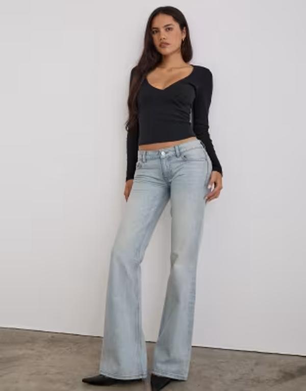 モーテル レディース ボトムス デニムパンツ ローライズ ジーンズ Motel extra low rise flared jeans in breeze blue wash BLUE ブルー|ReVida 店