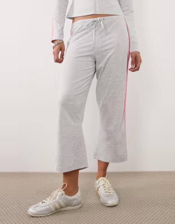 エイソス レディース ボトムス 心地好いズボン下 スウェットパンツ 対照 旗がしら ASOS DESIGN capri length sweatpants with contrast pink stripe heather - part of a set Gray Heather 薄墨色