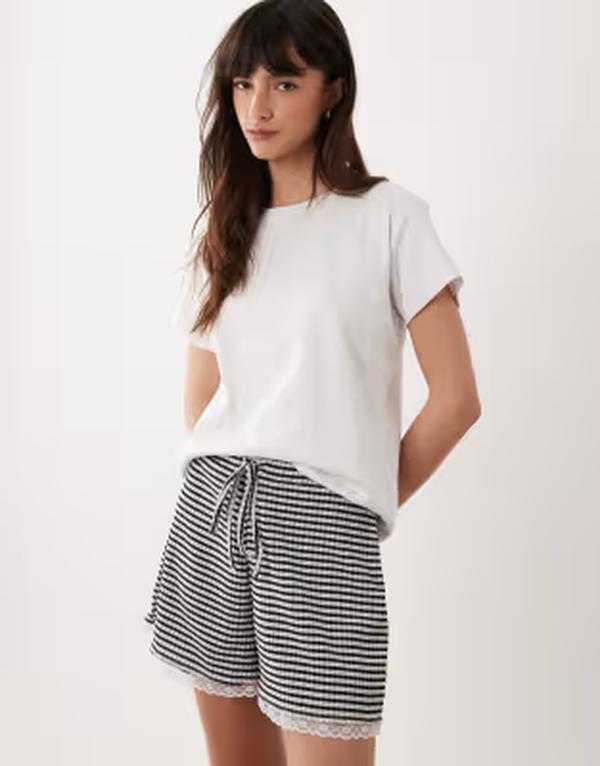 エイソス レディース ボトムス ハーフパンツ・ショーツ レーストリム ギンガムチェック ショートパンツ レース ギンガム ASOS DESIGN gingham shorts with lace trim in mono - part of a set Gingham