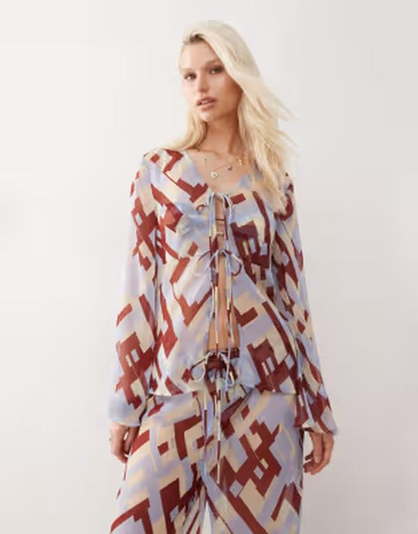リクレイム ヴィンテージ レディース トップス シャツ プリント シアー Reclaimed Vintage tie front sheer beach top in geo print multi マルチカラー｜ReVida 店