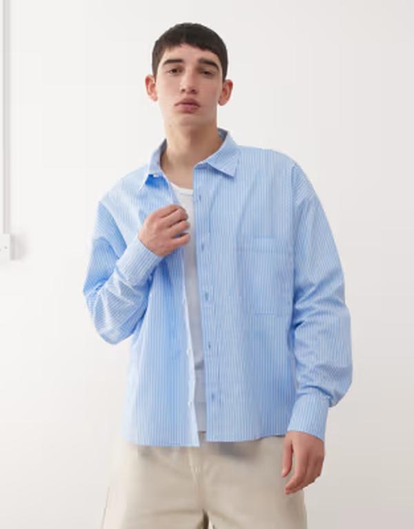 リクレイム ヴィンテージ メンズ トップス シャツ クロップド Reclaimed Vintage long sleeve cropped boxy shirt and white pinstripes Blue and white ホワイト