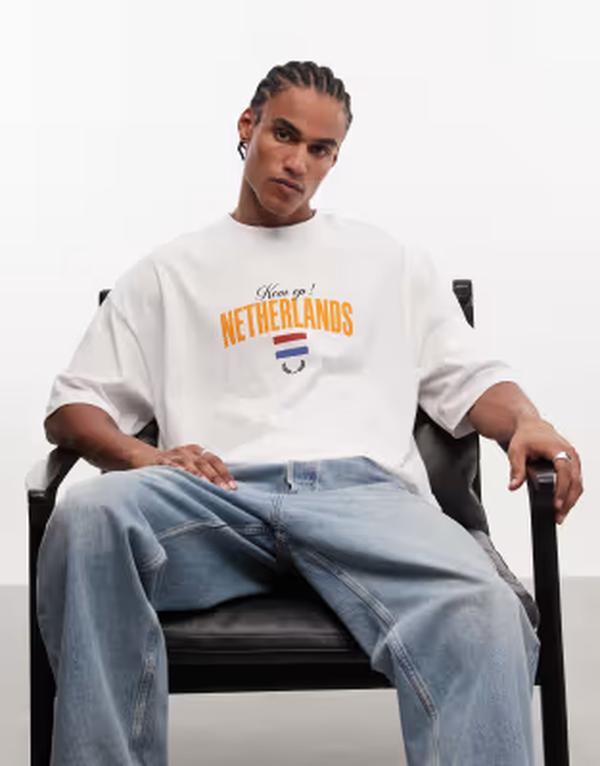 エイソス メンズ トップス ティーシャツ グラフィック ASOS DESIGN oversized t-shirt with Netherlandsoccer graphic WHITE 白いこと
