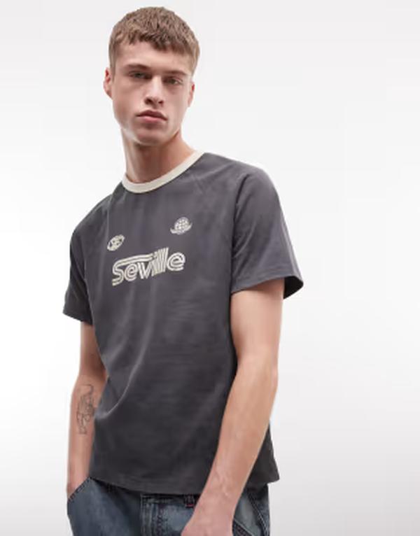 エイソス メンズ トップス Tシャツ グラフィック ASOS DESIGN boxy oversized raglan T-shirt with Seville soccer graphic wash CHARCOAL チャコール 9,926円