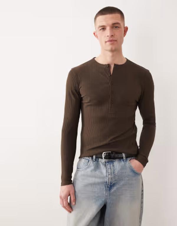エイソス メンズ トップス Tシャツ ASOS DESIGN heavyweight muscle fit long sleeve henley T-shirt in dark brown smart rib Demitasse ブラウン