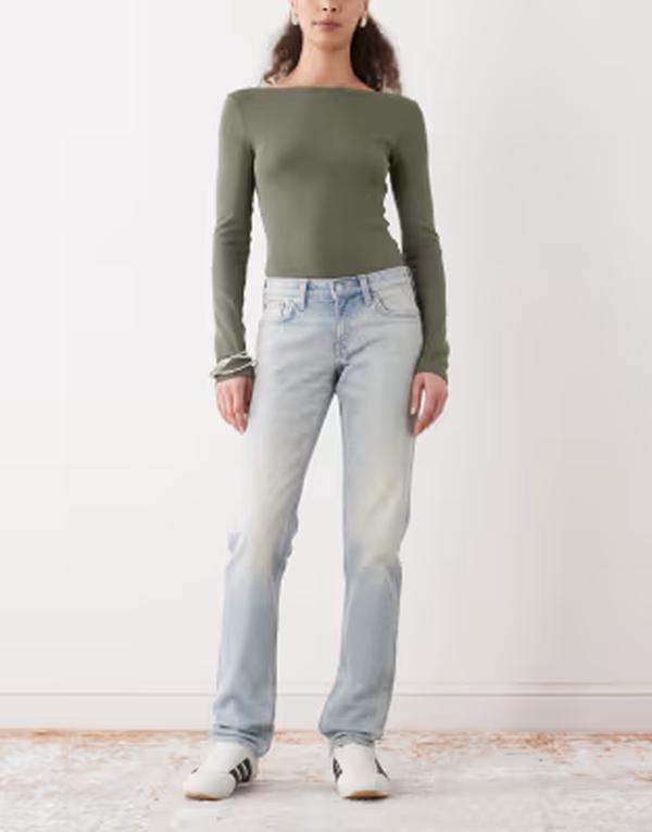 ウィークデイ レディース ボトムス デニムパンツ ストレート ジーンズ Weekday mid waistraight leg jeans in light blue wash Broken blue ブルー
