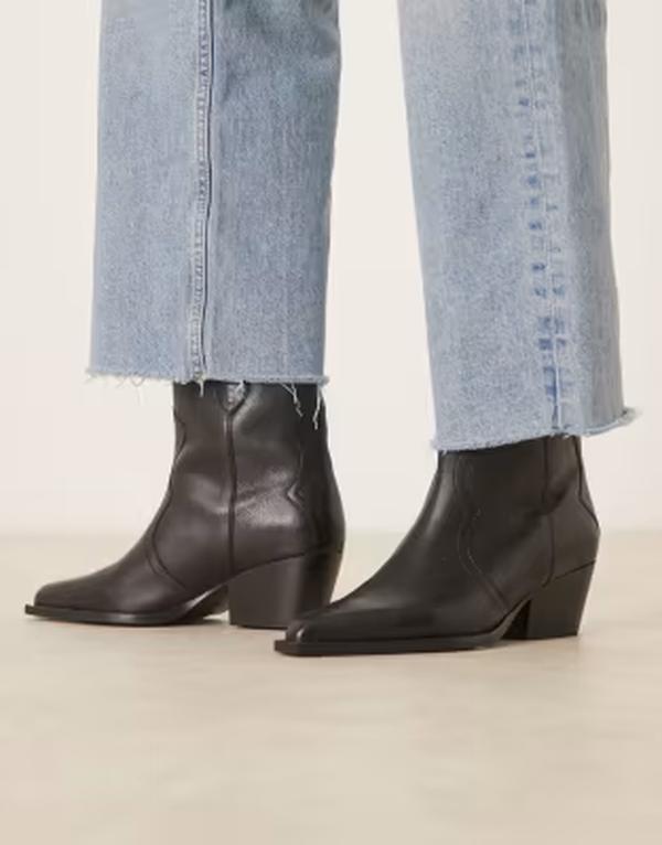フリーピープル レディース シューズ ブーツ・レインブーツ なめし革 踵 Free People low heeleather cowboy boots BLACK LEATHER 黒いこと