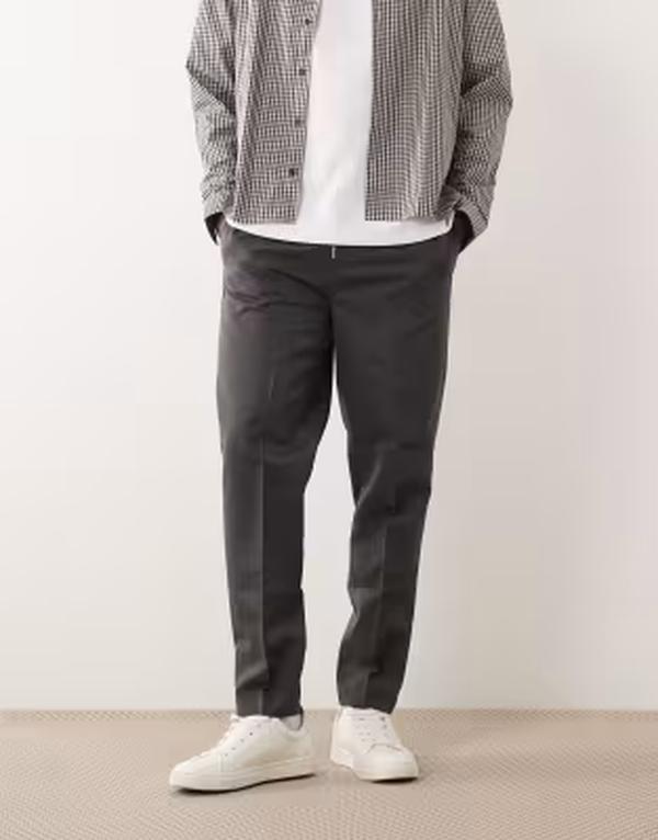 エイソス メンズ ボトムス カジュアルパンツ ASOS DESIGN pull on taperedress pants in charcoal チャコール｜ReVida 店