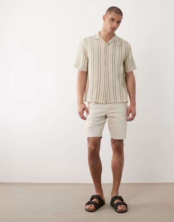 エイソス メンズ ボトムス 二分の一ズボン下・さる股引き か細い填まる 遊撃手ズボン下 ASOS DESIGN slim fit chino shorts インチ stone 石ころ