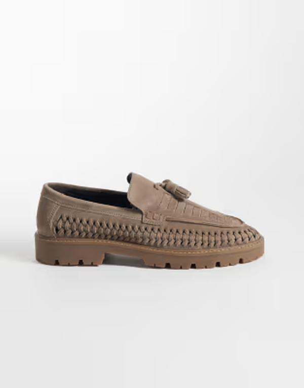 エイソス メンズ シューズ スリッポン・ローファー スエード ASOS DESIGN woven tasseloafers with cleated solesuede BEIGE ベージュ｜ReVida 店