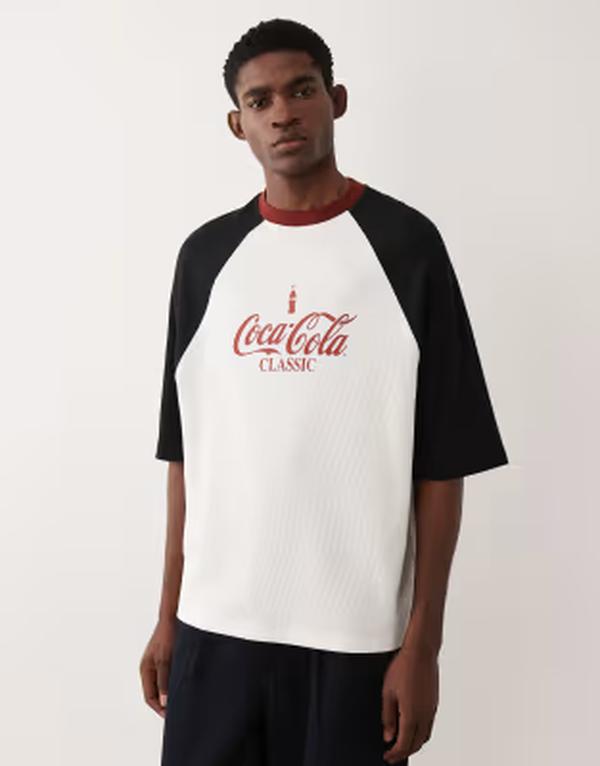 エイソス メンズ トップス Tシャツ プリント ASOS DESIGN oversized raglan tee with Coca Cola print in ecru エクリュ|ReVida 店