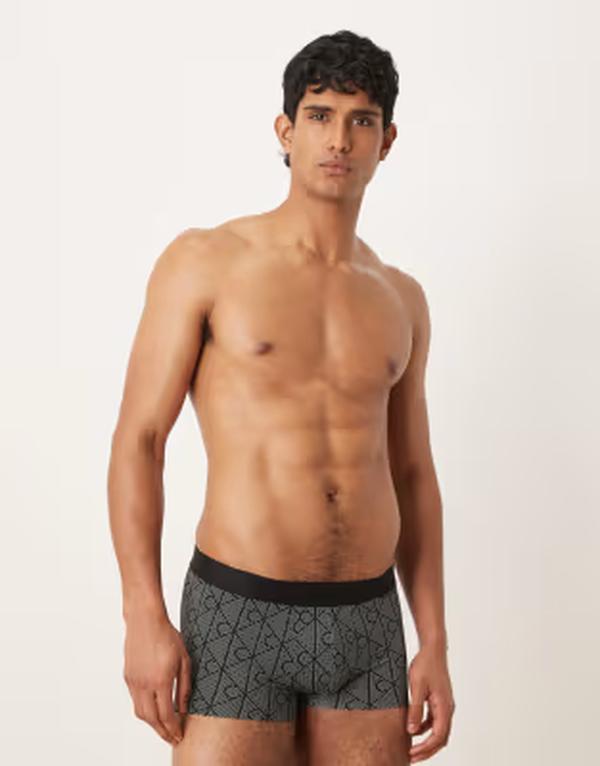 カルバンクライン メンズ アンダー御召しもの さる股引き ローライズ 刷り上げる Calvin Klein Sculpt low rise trunks emblem print Black 黒いこと