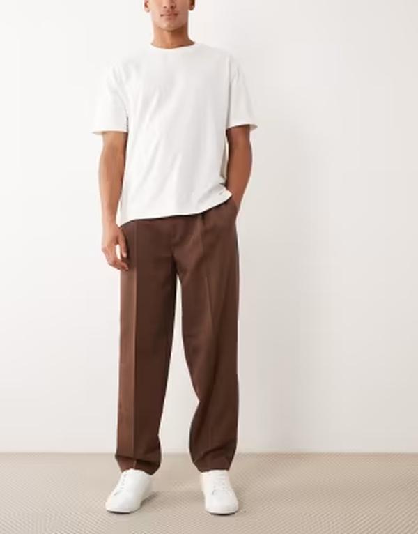 エイソス メンズ ボトムス 心地よいズボン下 筋目 ASOS DESIGN smart pleated oversized tapered pants インチ dark brown 赤銅色