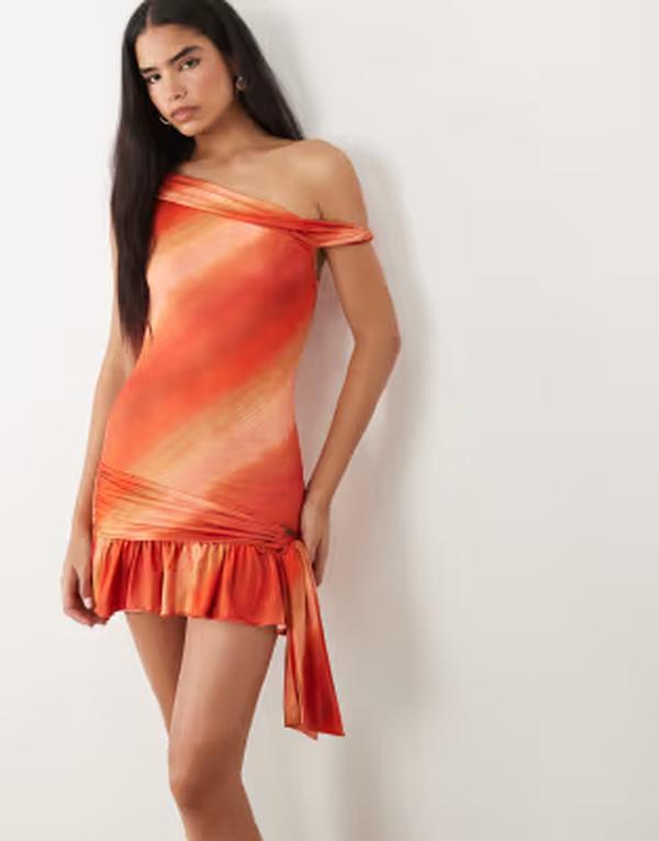 タイガーミスト レディース トップス ワンピース フリル裾 ドレープ フリル ミニ オフショルダー Tiger Mist Haeloff-shoulder drape waist detail ruffle hemini dress in orange ombre orange ombre オレンジ｜ReVida 店
