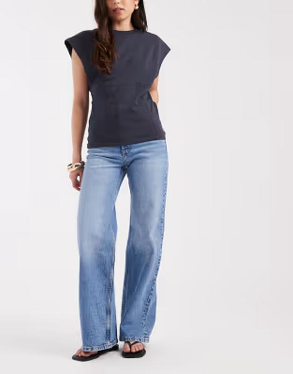 アンドアザーストーリーズ レディース ボトムス デニムパンツ ワイドレッグ ジーンズ & Other Stories mid rise wide leg jeans in dusty light BLUE ブルー｜ReVida 店