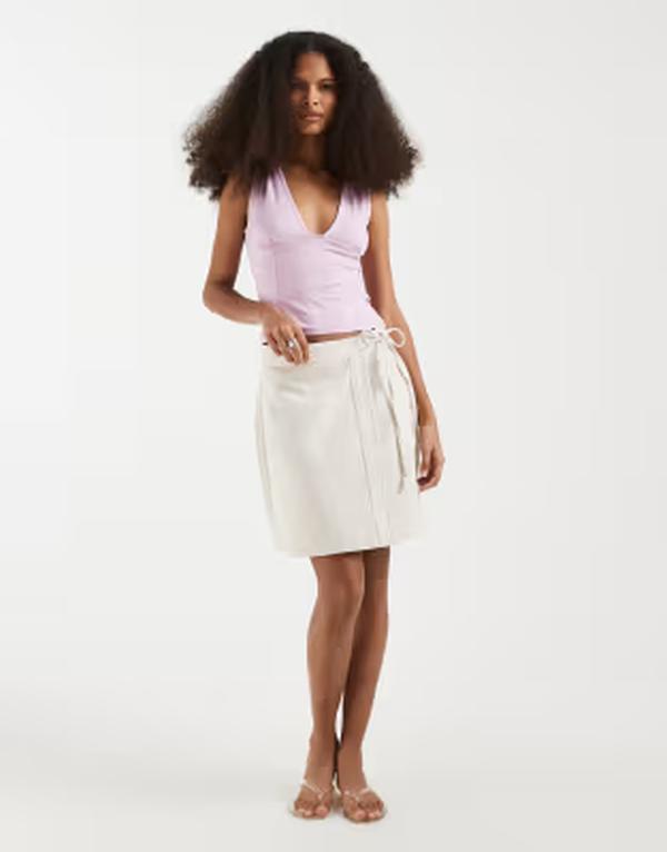 ヴェロモーダ レディース ボトムスカート ミニ デニム Vero Moda denim wrap mini skirt in cream Birch クリーム｜ReVida 店