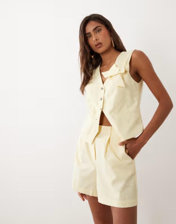 ヴィラ レディース ボトムス ハーフパンツ・ショーツ プリーツ ショートパンツ リネン VILA linen touch pleated tailored shorts in pastel yellow - part of a set Pastel Yellow イエロー｜ReVida 店