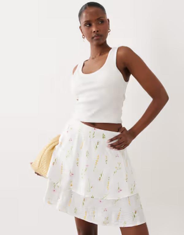 ヴィラ レディース ボトムスカート ティアード フラワー柄 プリント ミニ フラワー VILA tiered flippy mini skirt floral garden print Snowhite LORE ホワイト|ReVida 店