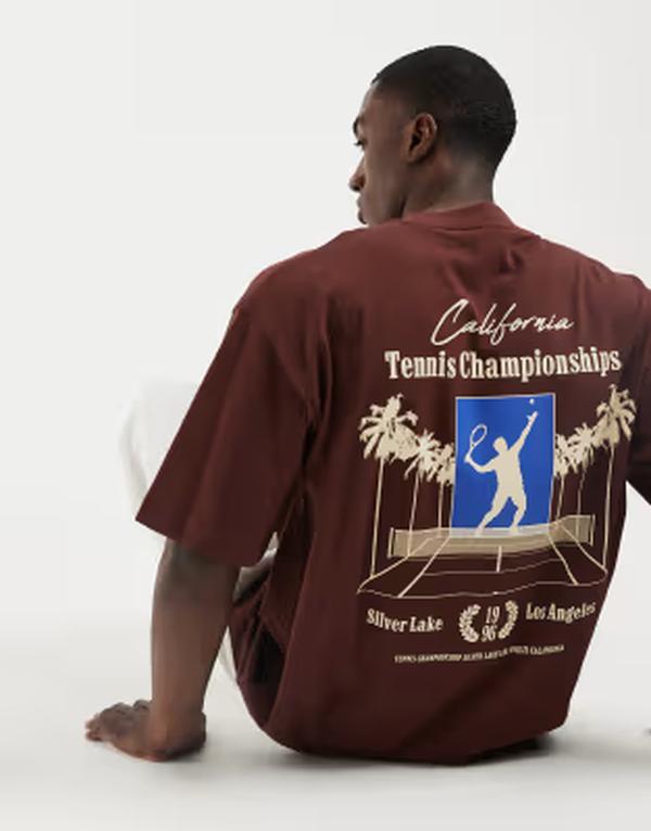 エイソス メンズ トップス ティーシャツ グラフィック ASOS DESIGN oversized T-shirt with tennis graphic Rum Raisin 赤銅色