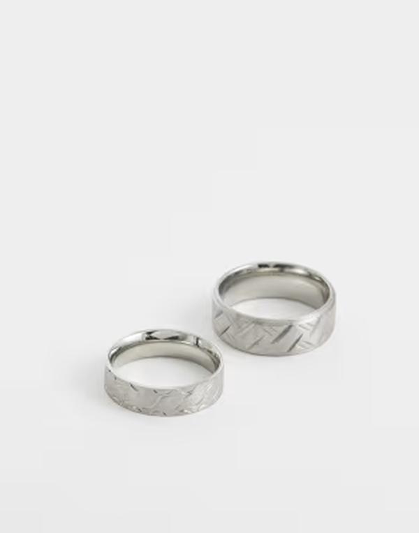 エイソス メンズ 添え物 輪っか ティーシャツ ASOS DESIGN waterproof stainlessteel 2 pack etched groove band ring SILVER しろがね色