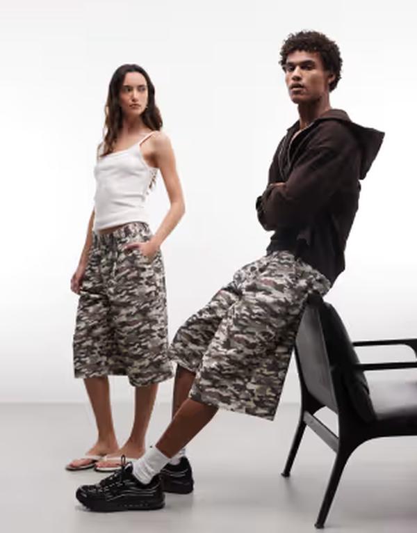 コルージョン レディース ボトムス ハーフパンツ・ショーツ COLLUSION Unisex baggy longline jorts in camo multi マルチカラー｜ReVida 店