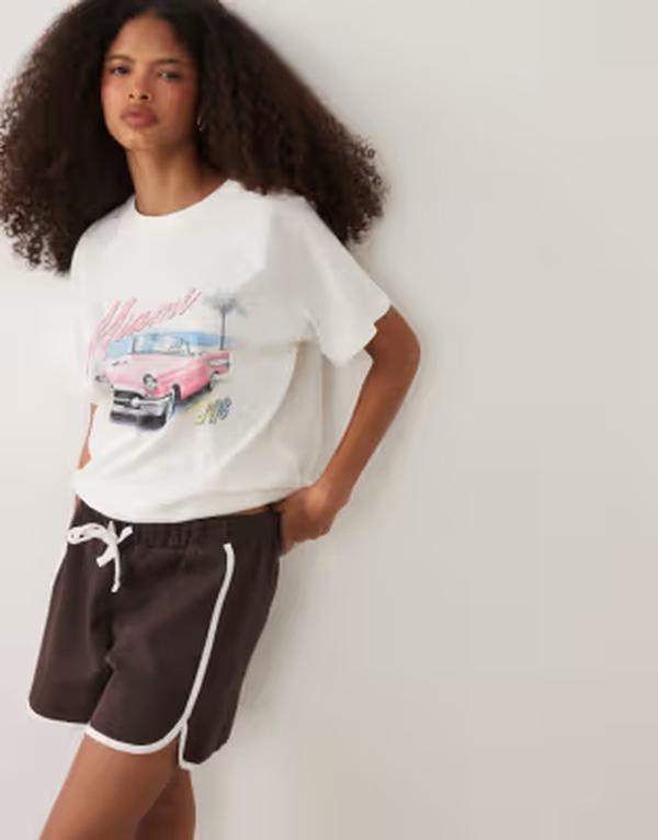 エイソス レディース ボトムス ハーフパンツ・ショーツ ショートパンツ コントラスト ASOS DESIGN interlock runner shorts with contrastipping in chocolate brown ブラウン｜ReVida 店