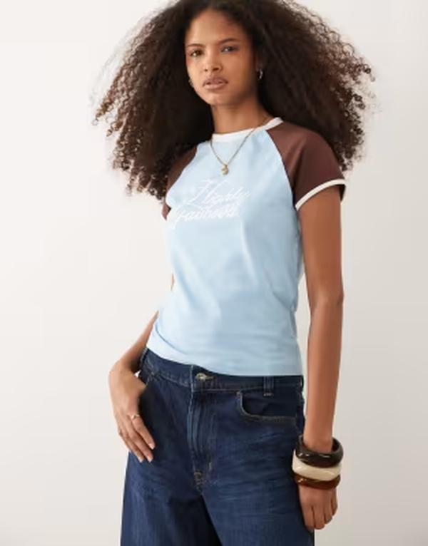 エイソス レディース トップス Tシャツ コントラスト グラフィック ASOS DESIGN contrast raglan sleeve T-shirt withighly favored graphic in light blue and chocolate BLUE & CHOCOLATE ブルー｜ReVida 店