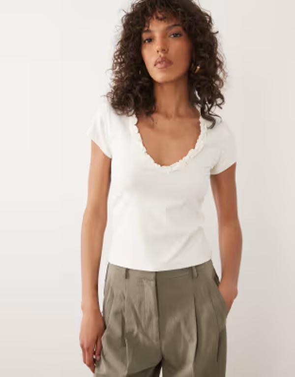 ミスセルフフリッジ レディース トップス シャツ フリル Misselfridge V-front-shirt with ruffle detail in cream クリーム｜ReVida 店