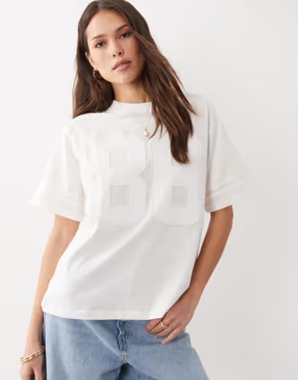 エイソス レディース トップス プルオーバー グラフィック ASOS DESIGN oversized football T-shirt with raised 86 varsity graphic インチ cream 皮膚軟化剤