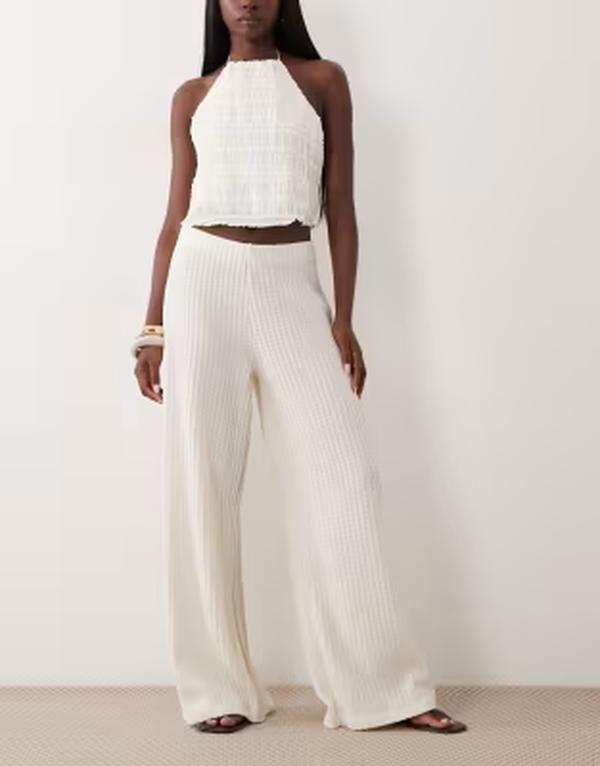 エイソス レディース ボトムス 心地好いズボン下 ワイドレッグ 編み物 ASOS DESIGN textured knit wide leg pants CREAM 皮膚軟化剤