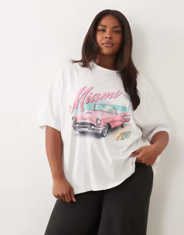 エイソス レディース トップス プルオーバー ヴィンテージ グラフィック ASOS Curve ASOS DESIGN Curve Oversized T-shirt with pink vintage car graphic PRINT 白いこと