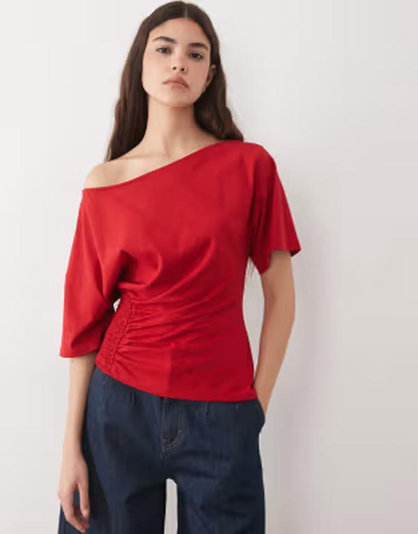 エイソス レディース トップス プルオーバー 非対称 ASOS DESIGN shirred cinch waist off the shoulder asymmetric tee RED 赤いこと