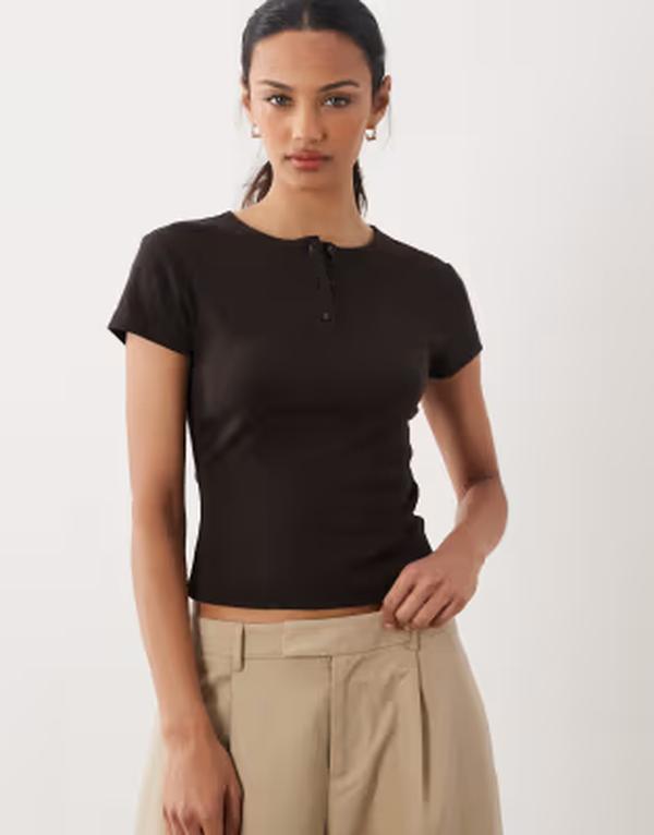 エイソス レディース トップス プルオーバー 肋材 ASOS DESIGN ribbed henley detail baby tee インチ - part of a set BROWN 赤銅色