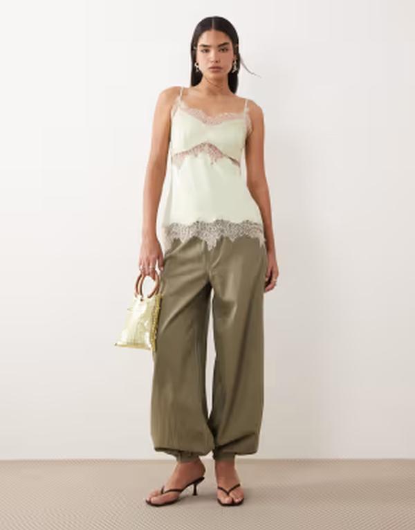 エイソス レディース トップス シャツ レーストリム サテン レース ASOS DESIGN satin lace trim long line cami top in matcha green グリーン｜ReVida 店