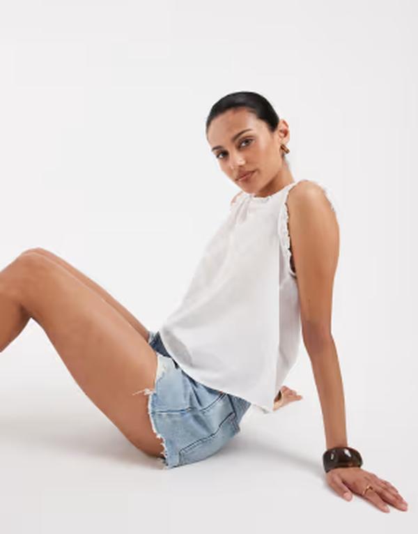 ヴェロモーダ レディース トップス より良い フラウンス ノースリーブ Vero Moda textured ruffle trim sleeveless top Snowhite 白いこと