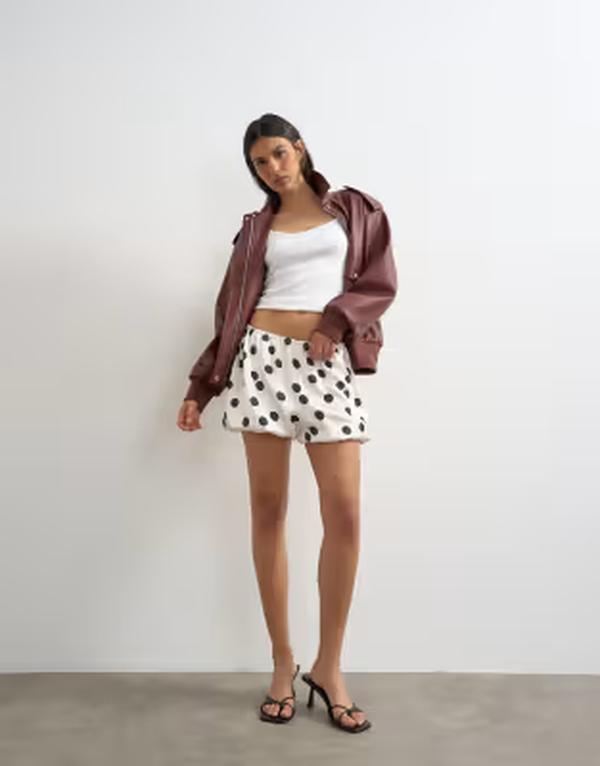 トップショップ レディース ボトムス ハーフパンツ・ショーツ ドット ショートパンツ サテン Topshop satin bubble shorts and white polka dots Polka dot ドット｜ReVida 店 16,110円