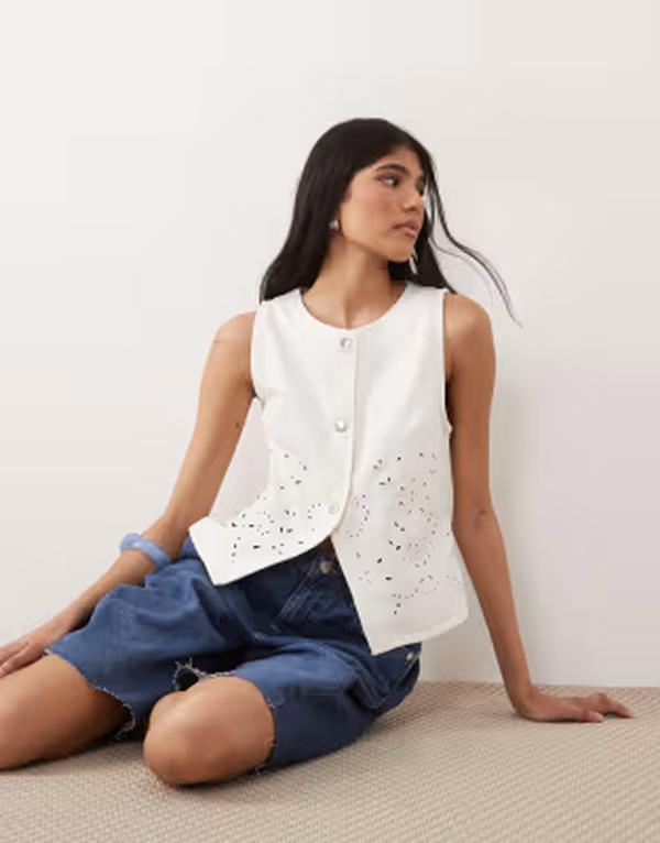 マンゴ レディース トップス ベスト 刺繍 Mango 100% embroidered button up vest WHITE ホワイト|ReVida 店