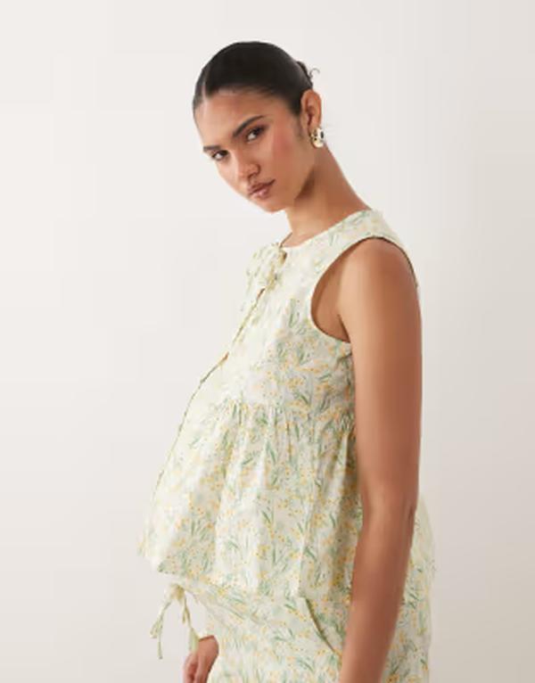 ママライシアス レディース トップス シャツ フラワー柄 プリント ミニ ノースリーブ マタニティ フラワー Mama.licious Mamalicious Maternity sleeveless peplum hem top in mini yellow floral print - part of a set Snowhite print ホワイト｜ReVida 店