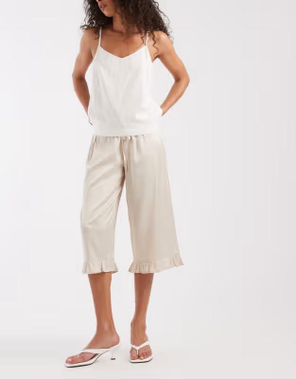 モーテル レディース ボトムス カジュアルパンツ フリル サテン キャップ Motel Tunelia satin capri ruffledge pants ineutral NEUTRAL|ReVida 店