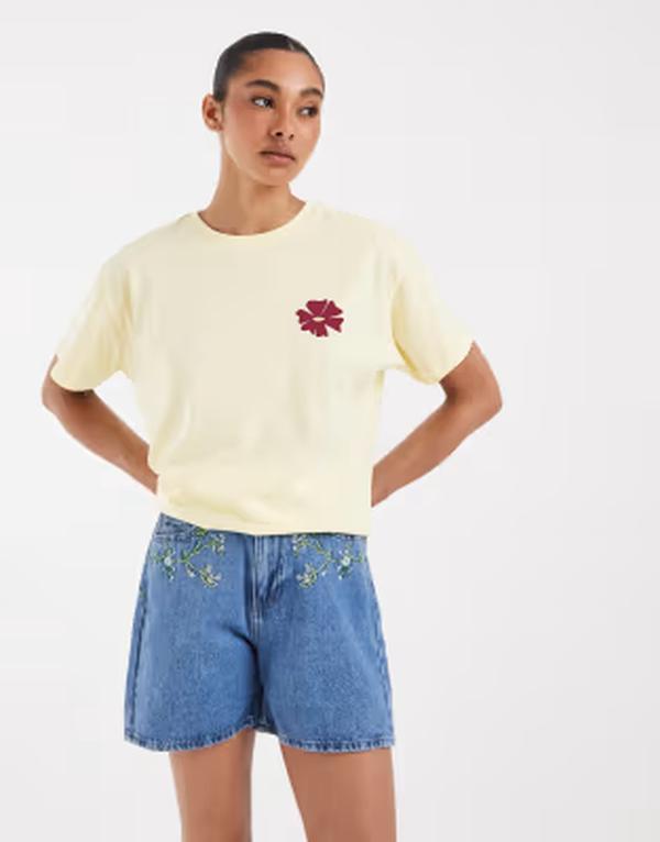 ピーシーズ レディース ボトムス ハーフパンツ・ショーツ フラワー柄 ショートパンツ 刺繍 デニム フラワー PIECES floral embroideredenim shorts in medium Blue ブルー｜ReVida 店